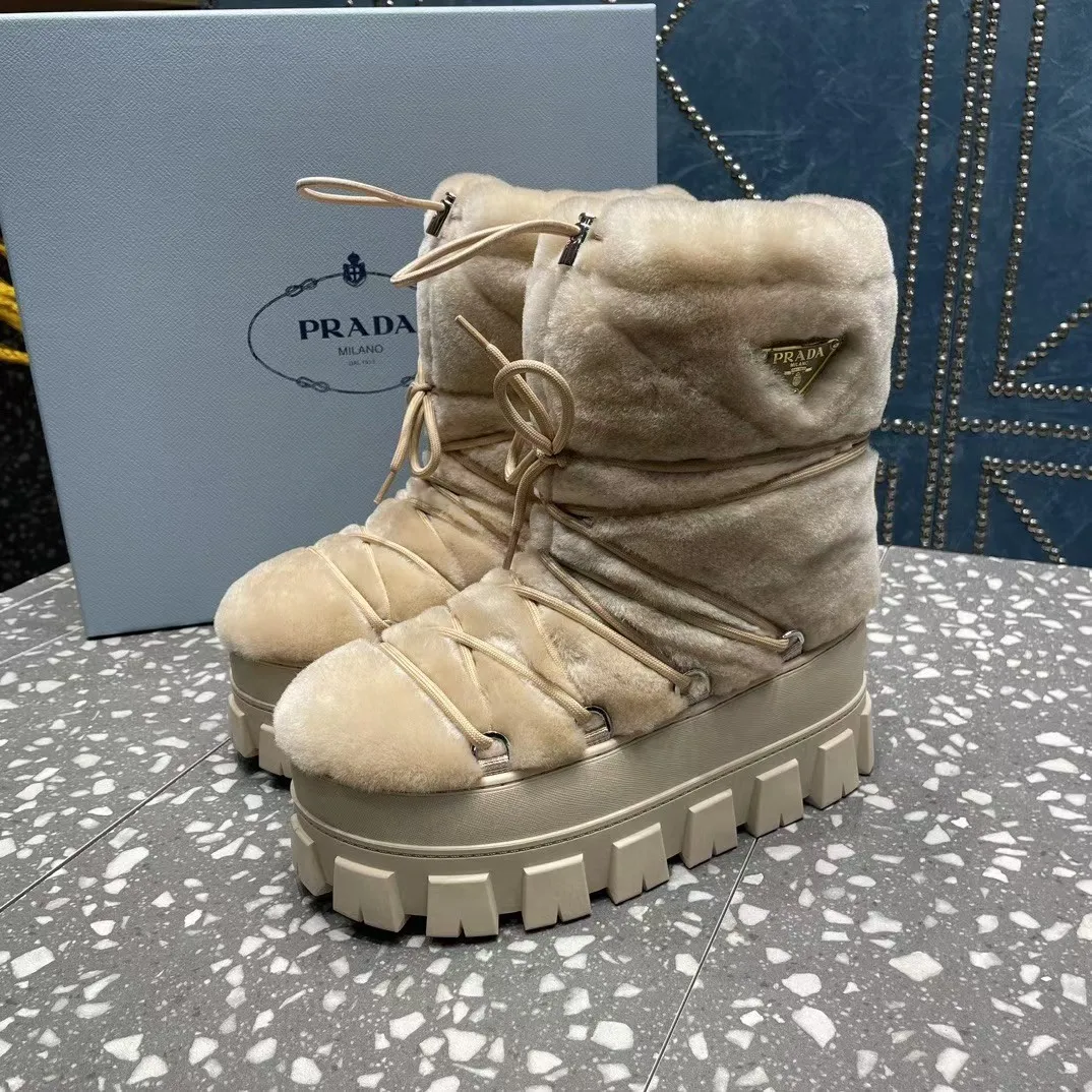 👟👟Ex-factory price 700👟👟 The highest version on the market, Prada's king style, snow boots, ski boots, chubby, so cute and cute →_→ From the Prada limited series, unique. Shiny nylon Oblique upper with criss-cross straps for an ideal fit. The boots are made of technical fabric and have a short-cut version. They can be worn in the city or in the mountains. They make the calves slimmer, taller, warmer and have a concave shape. The boots and soles use the original waterproof effect. The size is 35-40. 41Customized